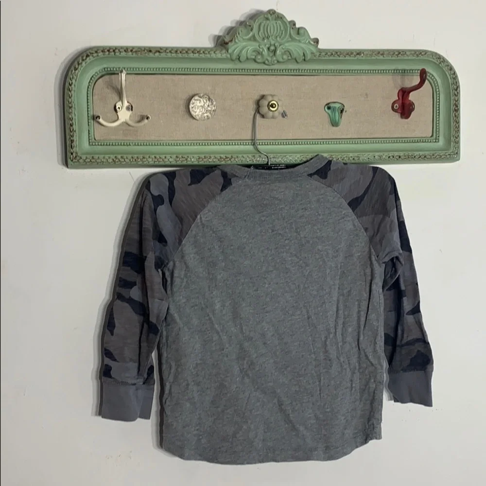 OshKosh B’Gosh camo sleeve gray T-shirt size 5 toddler boy play clothes